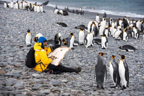 O nosso artista em ação na praia de Salisbury Plain, na Geórgia do Sul (foto de Vladimir Seliverstov)